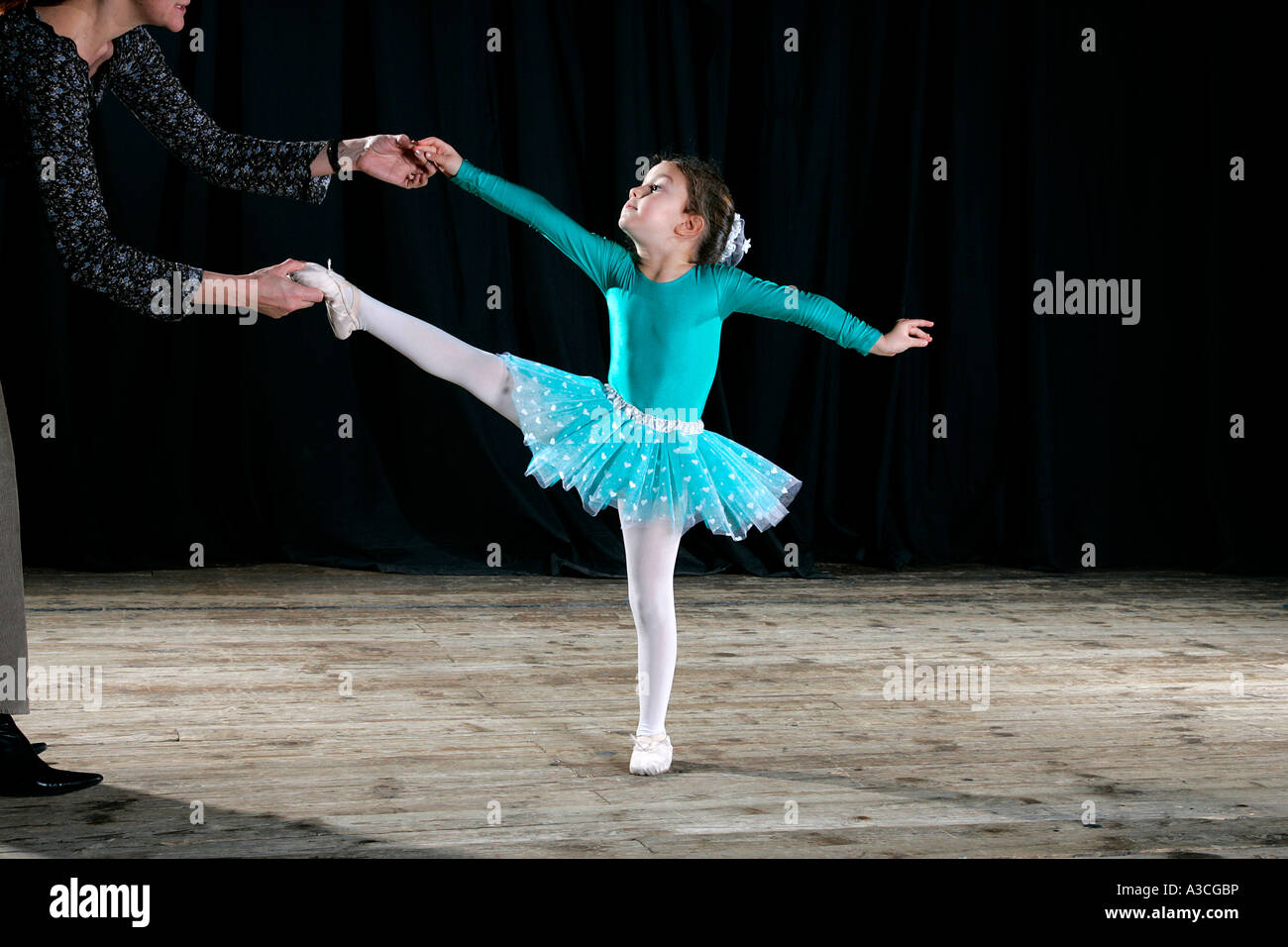 kleine Ballerina auf Zehenspitzen in Toe Schuhe Probe Schauspielerin Bühne  Theater Kultur Kunst Gleichgewicht Tutu Ballett stehen Stockfotografie -  Alamy