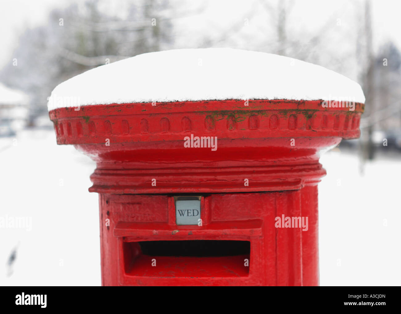 eine schneebedeckte roten Briefkasten Stockfoto