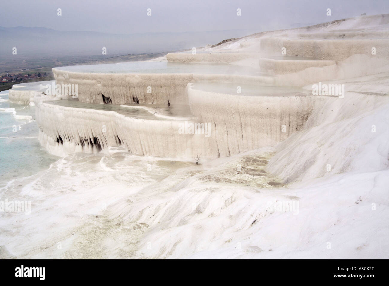 Kalkstein-Terrassen mit versteinertes Wasser fällt, Suedwestanatolien, Pamukkale, Denizli, Türkei Stockfoto