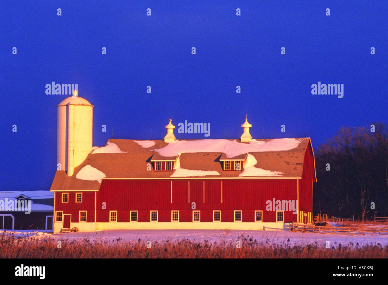 roter Shop-Floor in der Abendsonne, Sturgeon Bay, Door County, Wisconsin, USA Stockfoto