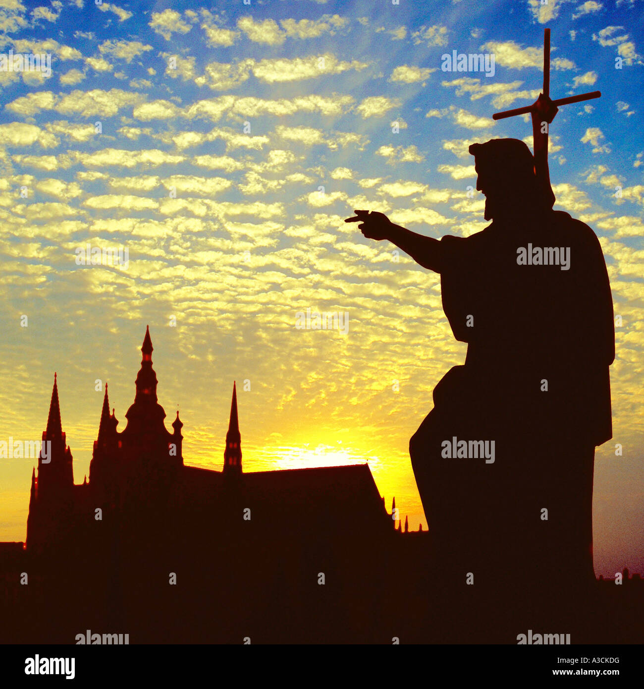 Apostel-Silhouette vor dem Hradschin in Prag, Tschechische Republik, Prag Stockfoto