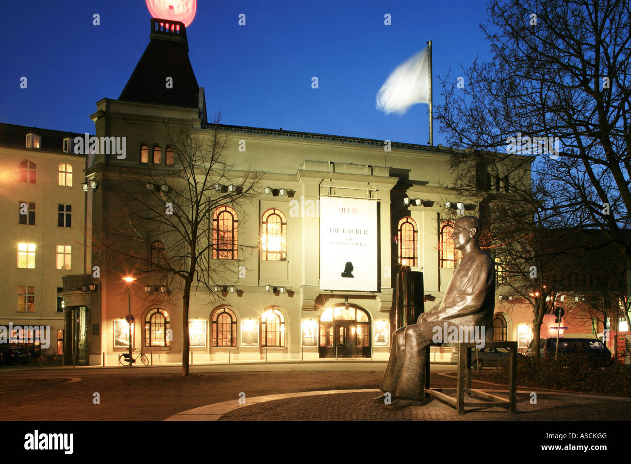 Bertolt Brecht-Statue auf der Vorderseite des Berliner Ensemble, Deutschland, Berlin Stockfoto