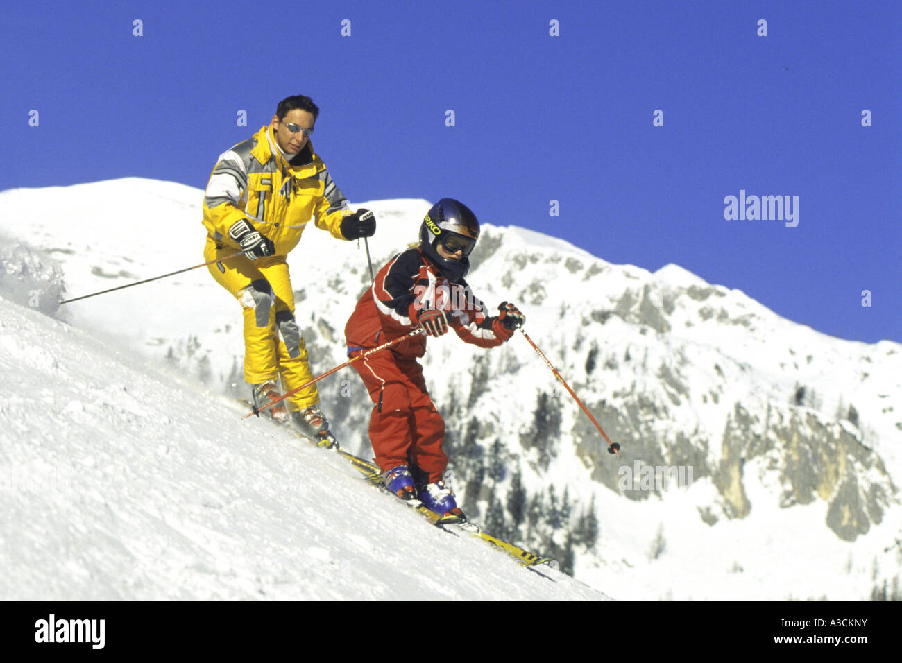 zwei Skifahrer laufen bergab, Österreich, Alpen Stockfoto