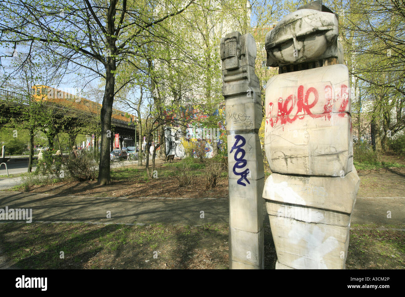 Skulpturen im Park am Oberbaumstrasse, auf der linken Seite die Bahn in der Nähe am Schlesischen Tor, Deutschland, Berlin Stockfoto