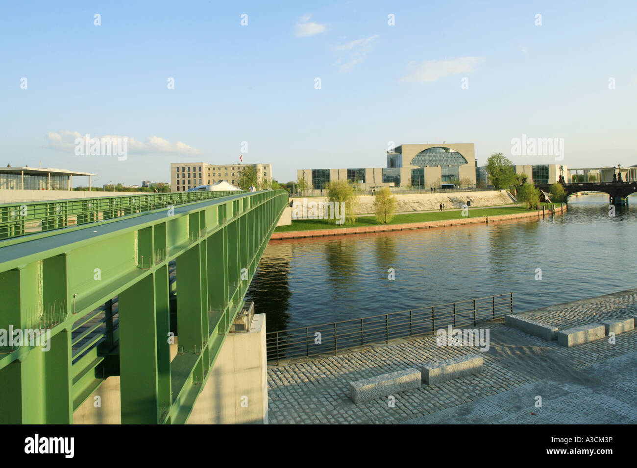 Gustav-Heinemann-Brücke in der Spreebogenpark mit der Kanzlei und der Schweiz Botschaft, Deutschland, Berlin Stockfoto