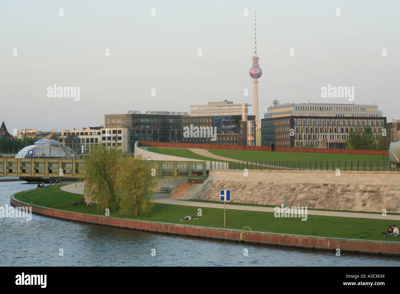 Blick über die Spree von der Rahel-Hirsch-Straße zum Spreebogenpark, Deutschland, Berlin Stockfoto