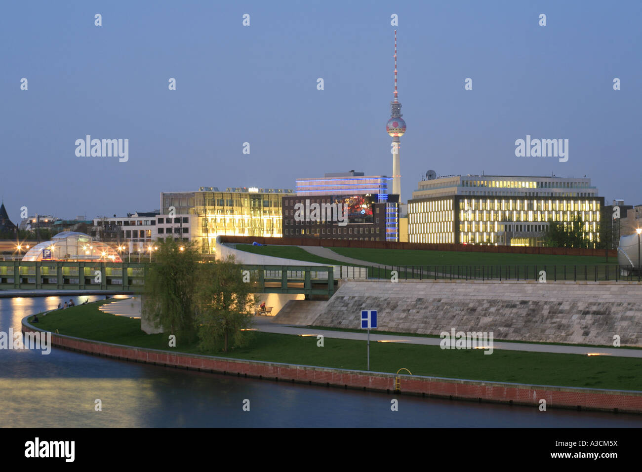 Blick über die Spree auf dem Spreebogenpark in Berlin, Deutschland, Berlin Stockfoto
