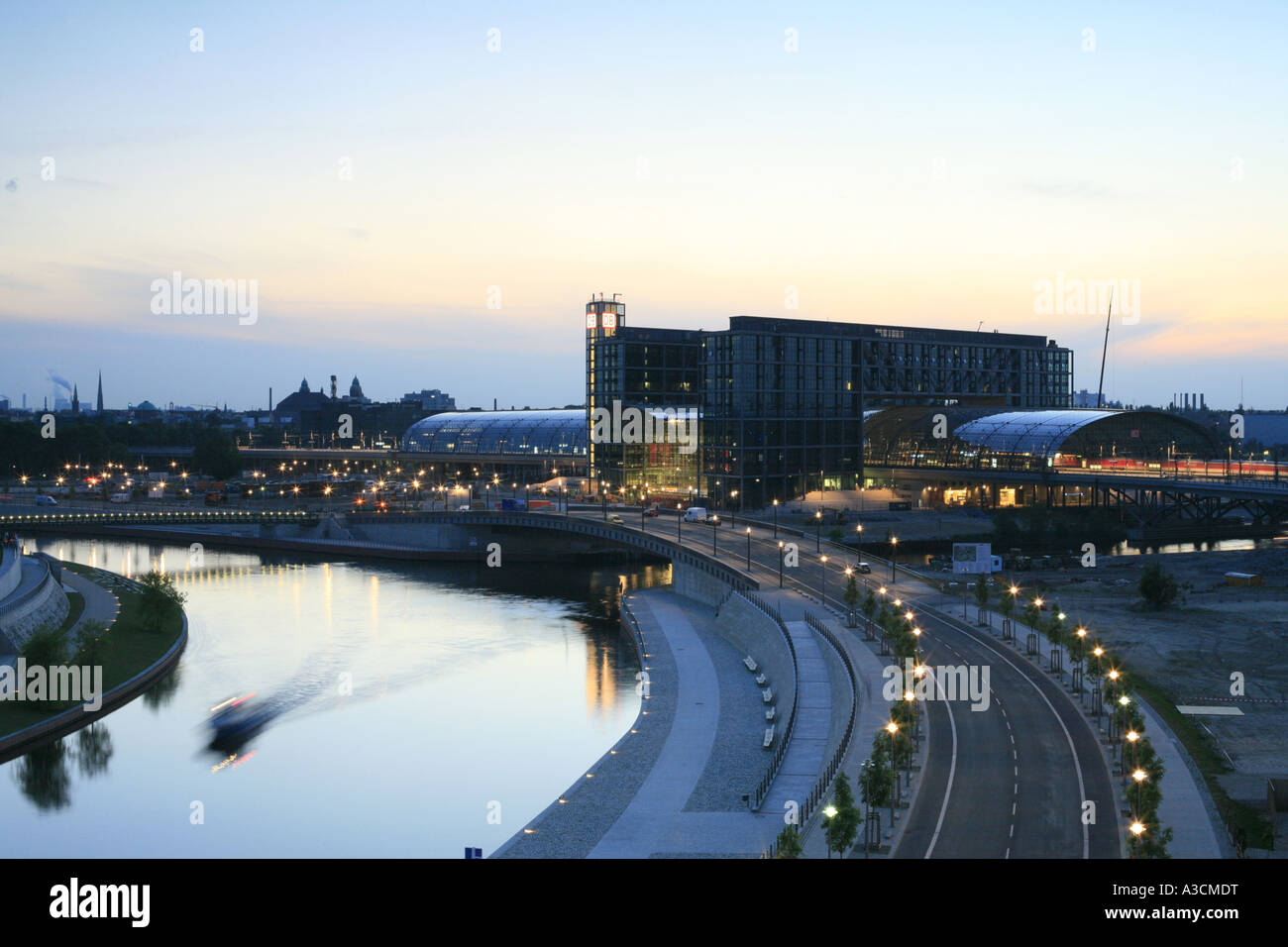 Berliner Hauptbahnhof an der Spree entlang Anzeigen von der Reinhard-Straße am Abend, Deutschland, Berlin Stockfoto