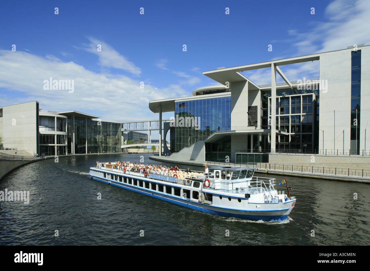 Freude Boot Stern mit dem Paul-Loebe-Haus auf der linken Seite und das Marie-Elisabeth-Lueders-Haus auf der rechten Seite, Deutschland, Berlin Stockfoto