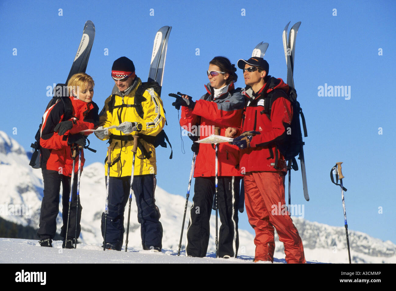eine Gruppe von Skifahrern im Tiefschnee zu orientieren, Österreich, Alpen Stockfoto