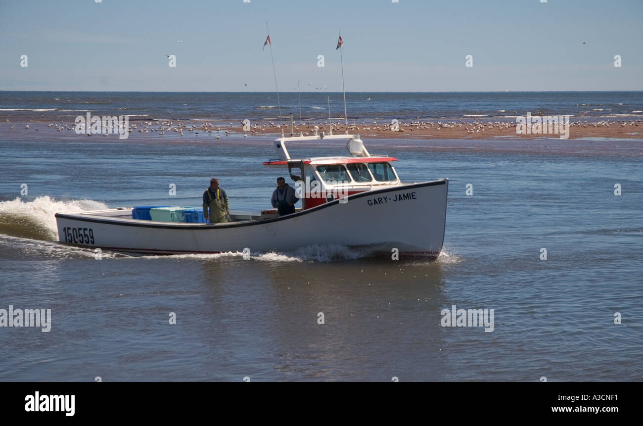 Kanada Prince Edward Island North Rustico Harbour Hummer Fischerboot im Kanal-Eingang Stockfoto