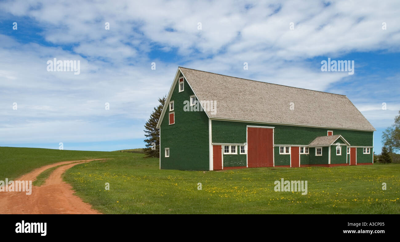 Canada-Prince Edward Island grüne Scheune mit roten Türen Stockfoto