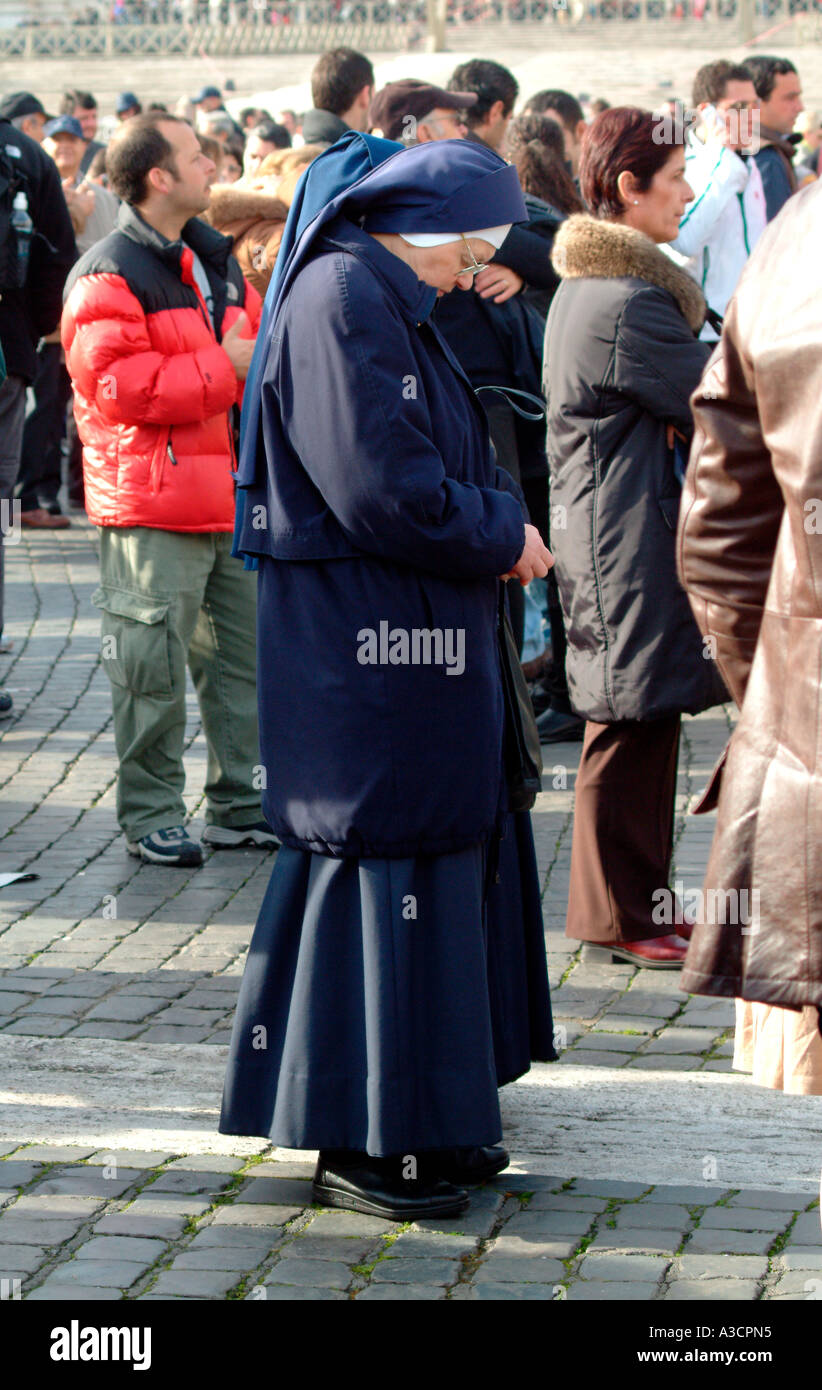 Eine Nonne wartet Sonntagsmesse in St. Petersplatz anzufangen Vatikanstadt Rom Italien Stockfoto