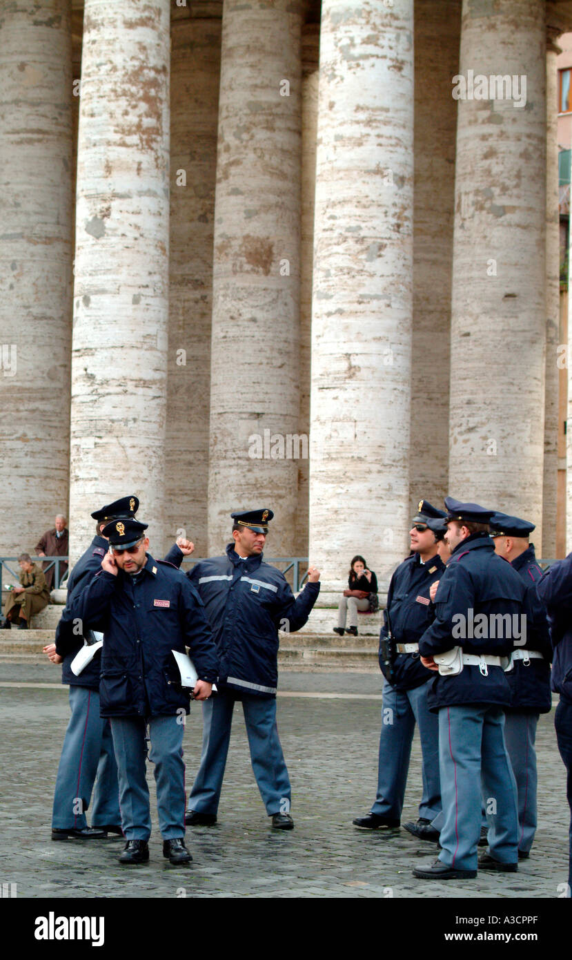 Italienische Polizisten stehen vor der Spalten in St. Peters Platz Vatikanstadt Rom Italien Stockfoto