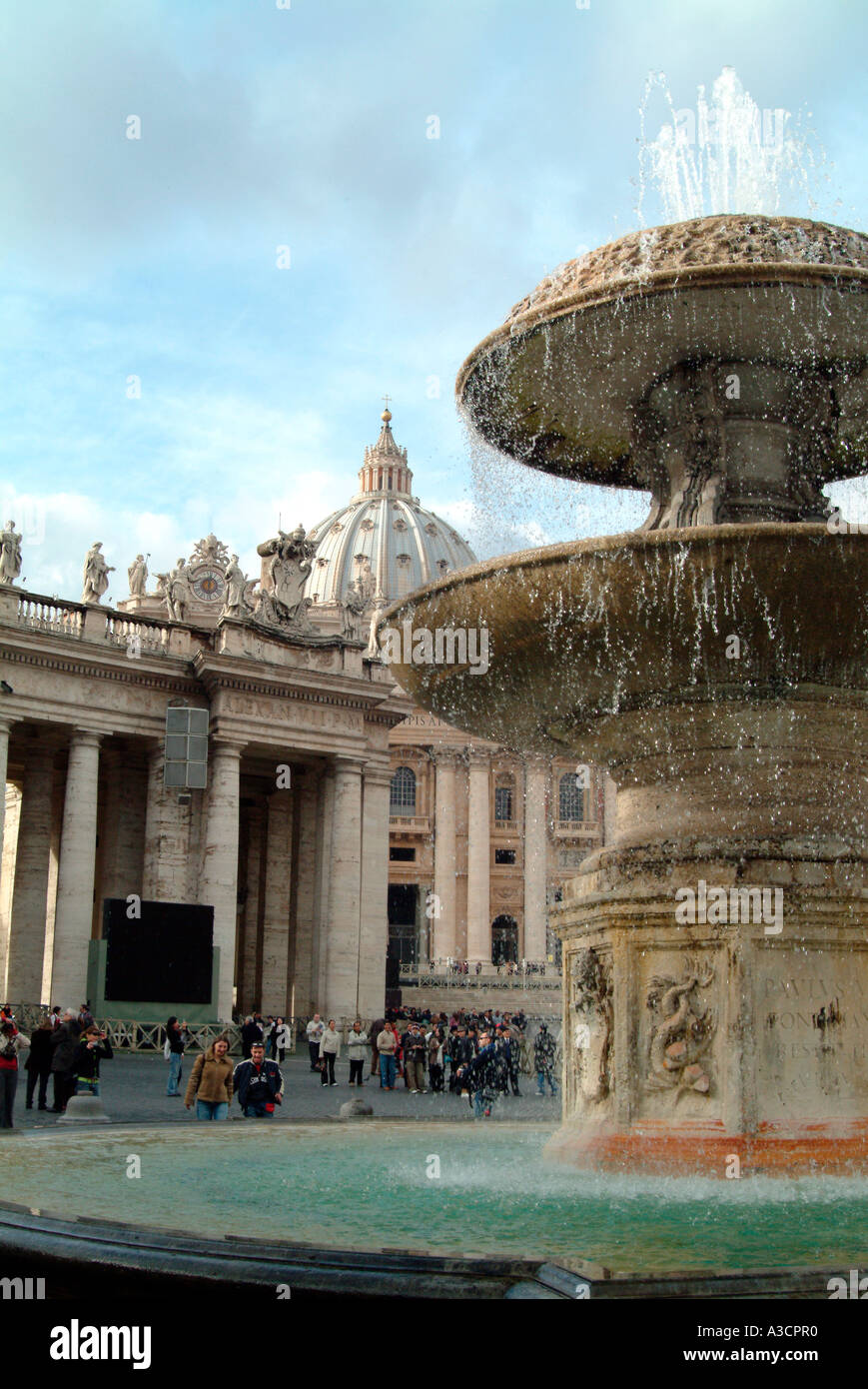 Brunnen außerhalb St.-Peters-Basilika in Vatikanstadt Rom Italien Stockfoto