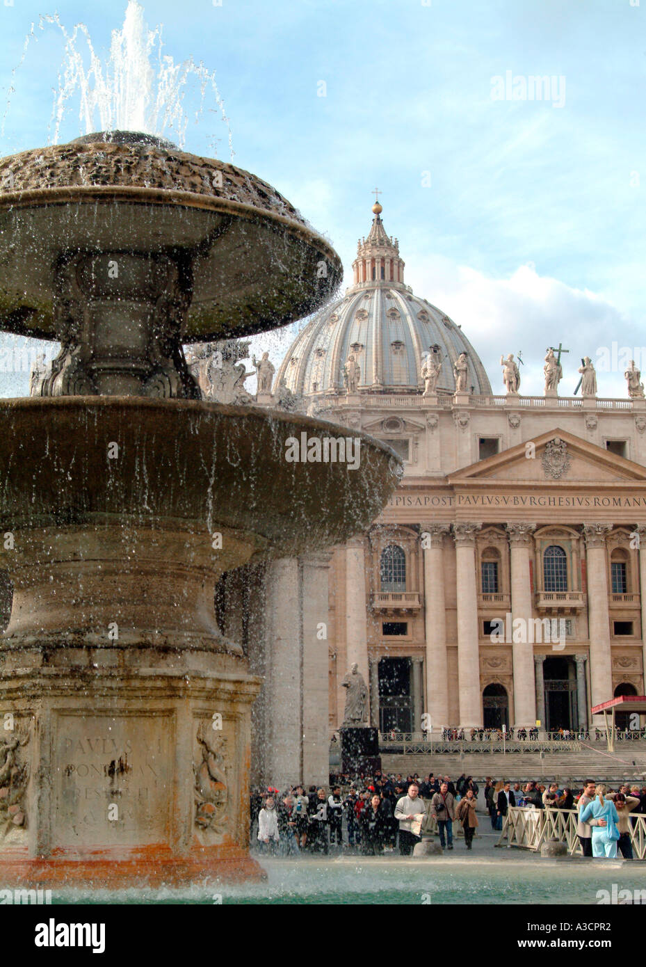 Brunnen außerhalb St.-Peters-Basilika in Vatikanstadt Rom Italien Stockfoto