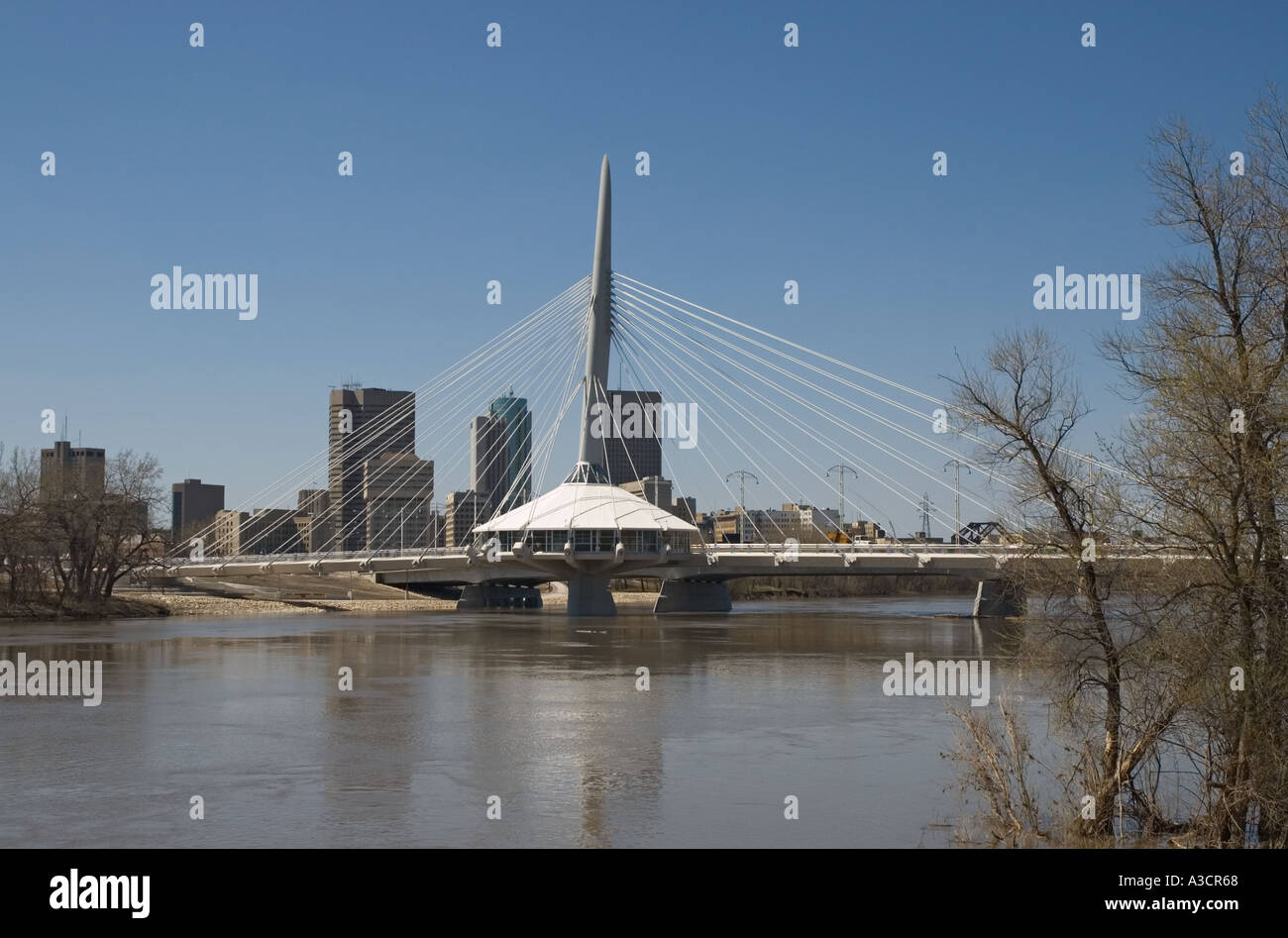 Kanada Manitoba Winnipeg Esplanade Riel Fußgängerbrücke über die Skyline der Innenstadt Red River Stockfoto