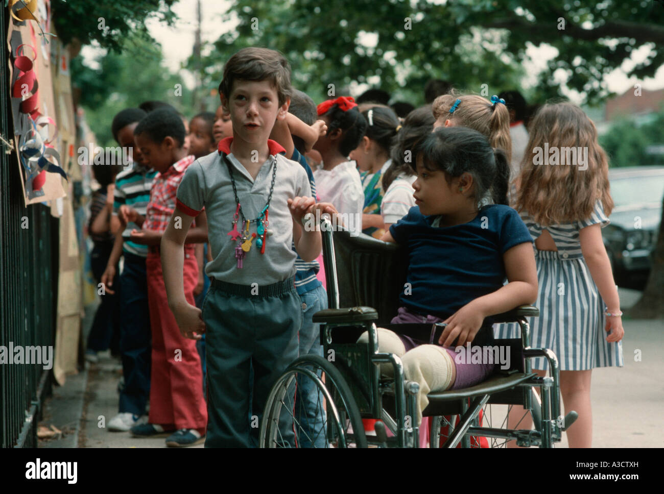 Grundschulkinder in einem Schüler-Kunst zeigen in Brooklyn New York Stockfoto