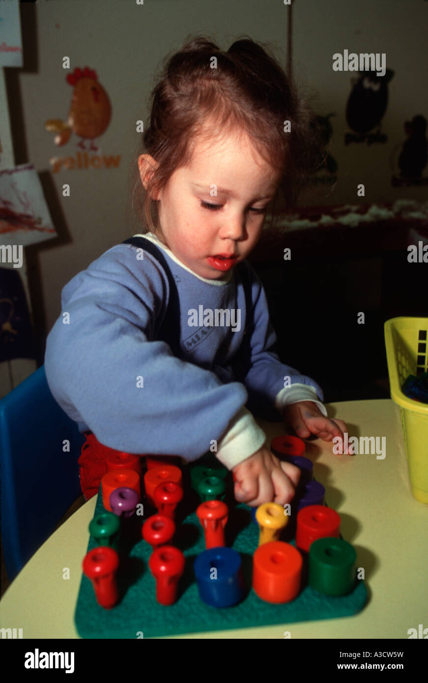 Junge Mädchen nutzt eine Puzzle im Kindergarten, die dabei hilft, Hand-Auge-Koordination Stockfoto