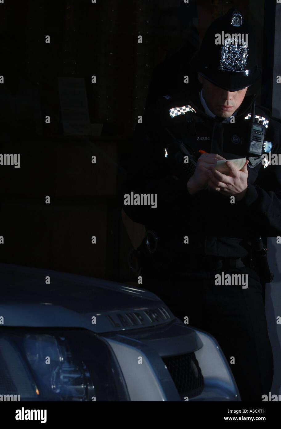 Britische britische Polizisten im Dienst, Helm zu tragen. Servieren mit den Hampshire Constabulary. Stockfoto