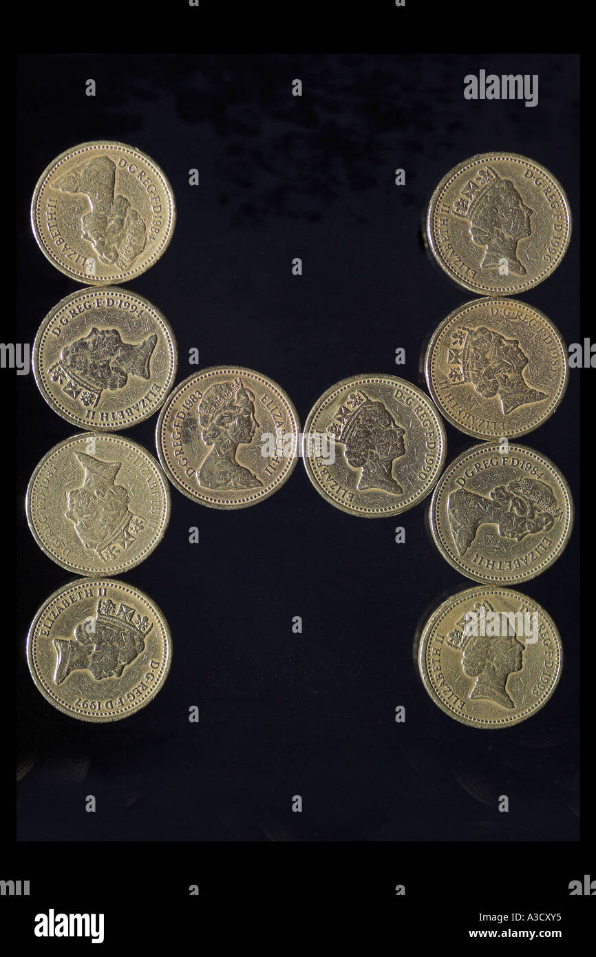 BRITISH POUND MÜNZE FONT BUCHSTABEN H AUF SCHWARZ Stockfoto