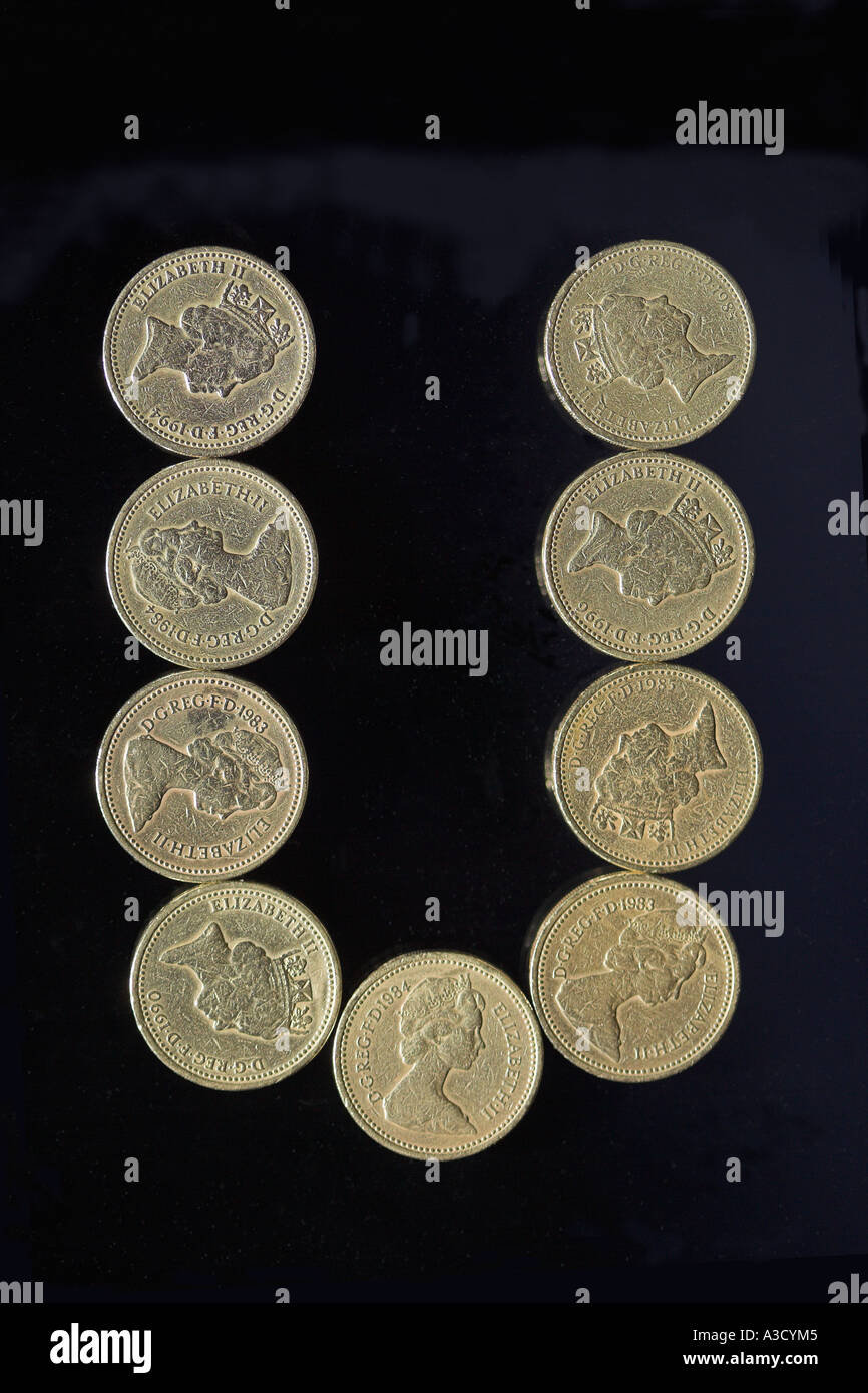 BRITISCHES PFUND-MÜNZE FONT BUCHSTABEN U AUF SCHWARZ Stockfoto