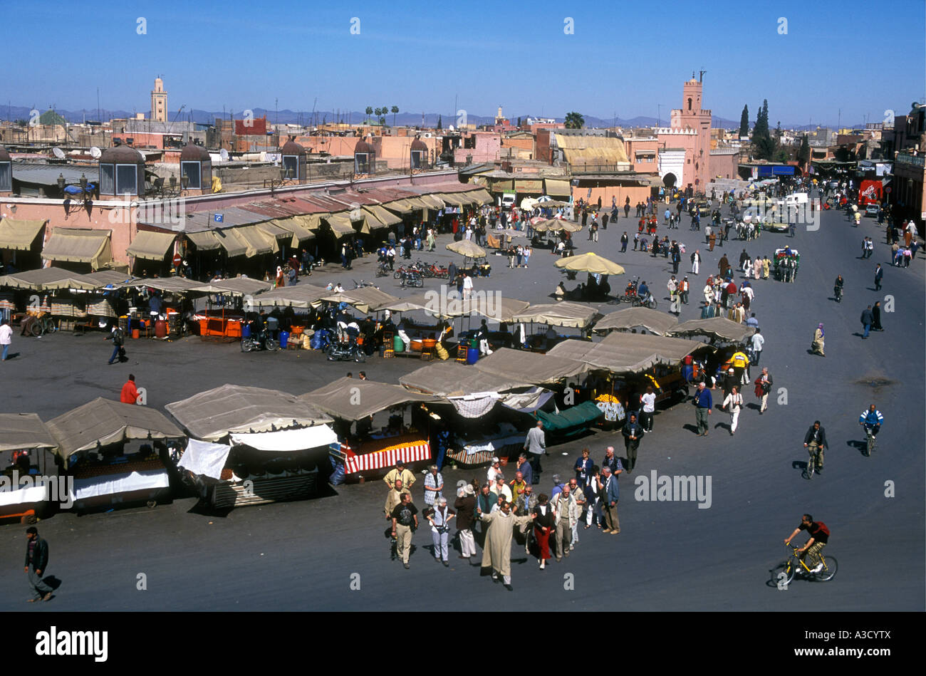 Eine geschäftige Markt-Szene in Place Djemaa el Fna Marrakesch, Marokko Stockfoto