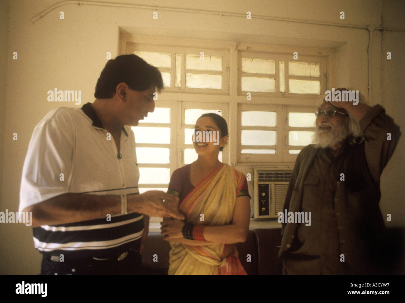 Indische Bollywood Film Schauspielerin Madhuri Dixit Rakeshnath und M F Hussain während der Aufnahme Gajagamini Stockfoto
