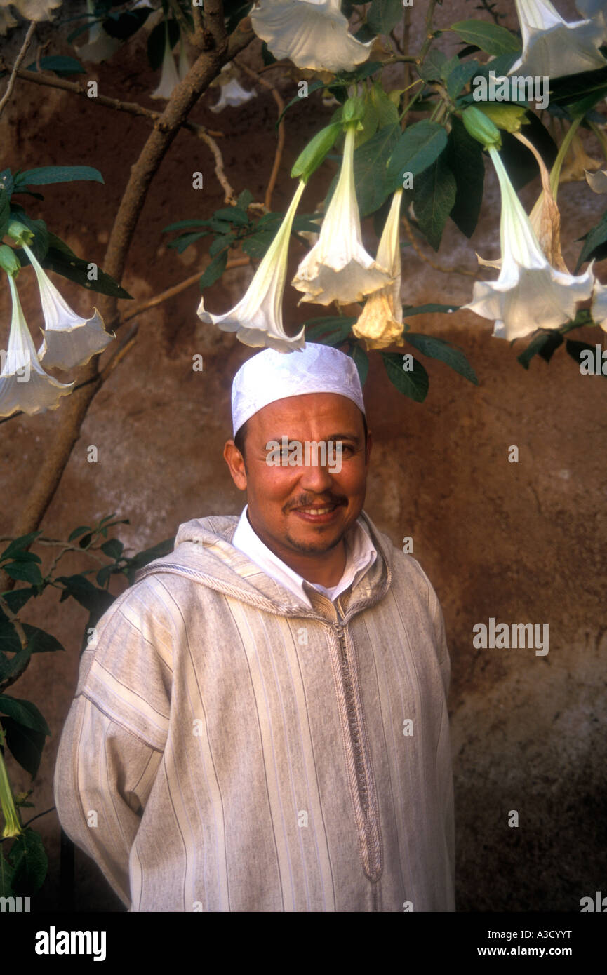 Ein hübscher marokkanischen Gentleman im smart Tracht stehen in der Nähe von Moonflowers Marrakesch Marokko Stockfoto