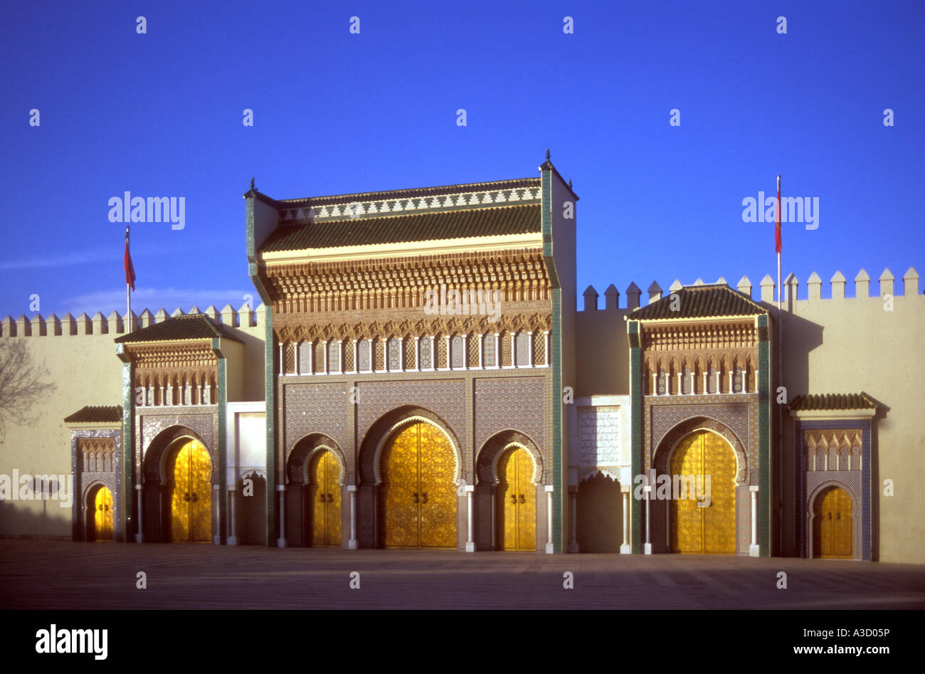 Goldene Türen am Eingang Dar el Makhzen oder Royal Palace in Fes Marokko Stockfoto