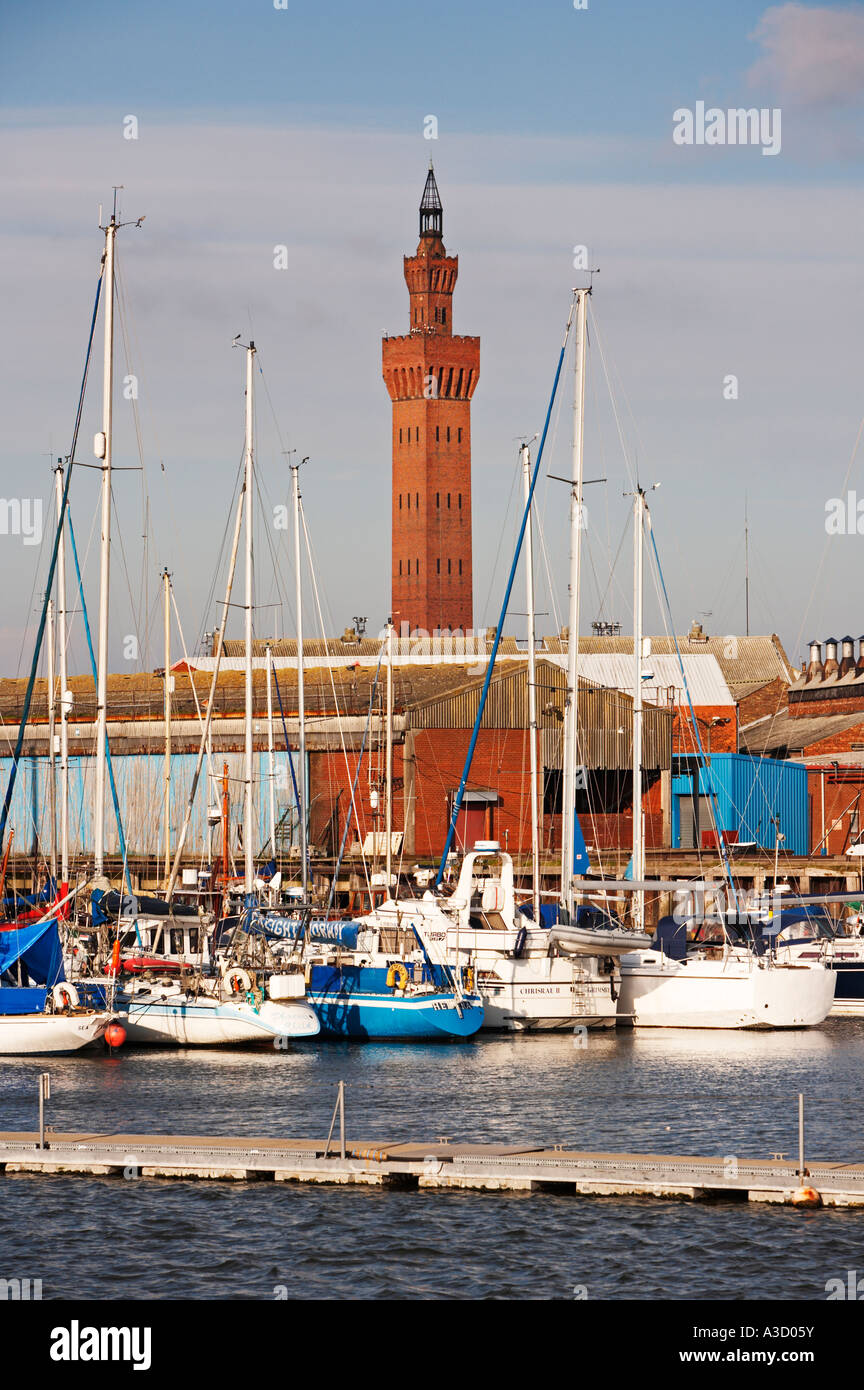 Fisch-Docks und Turm bei Grimsby, Lincolnshire, England, UK Stockfoto