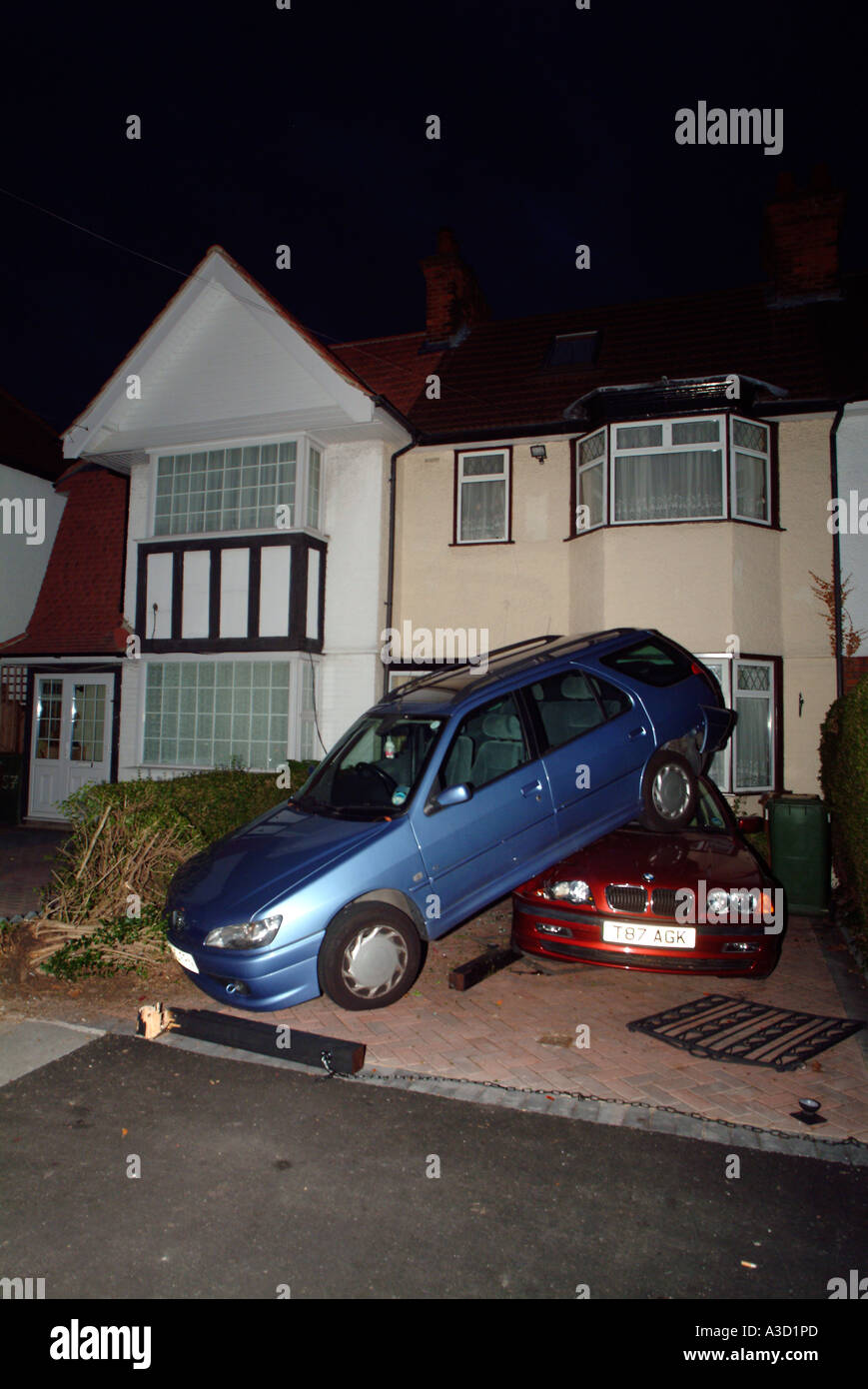 Eine automatische Auto verließ Antriebe selbst und Parks auf ein anderes Auto in London. Stockfoto