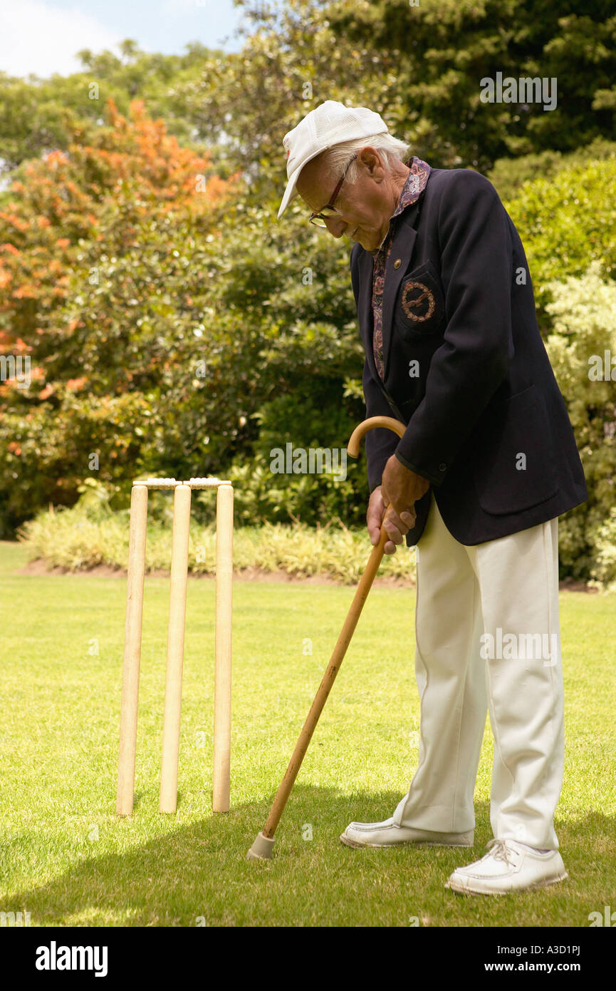 Ein senior Mann hält einen Spazierstock Stockfoto