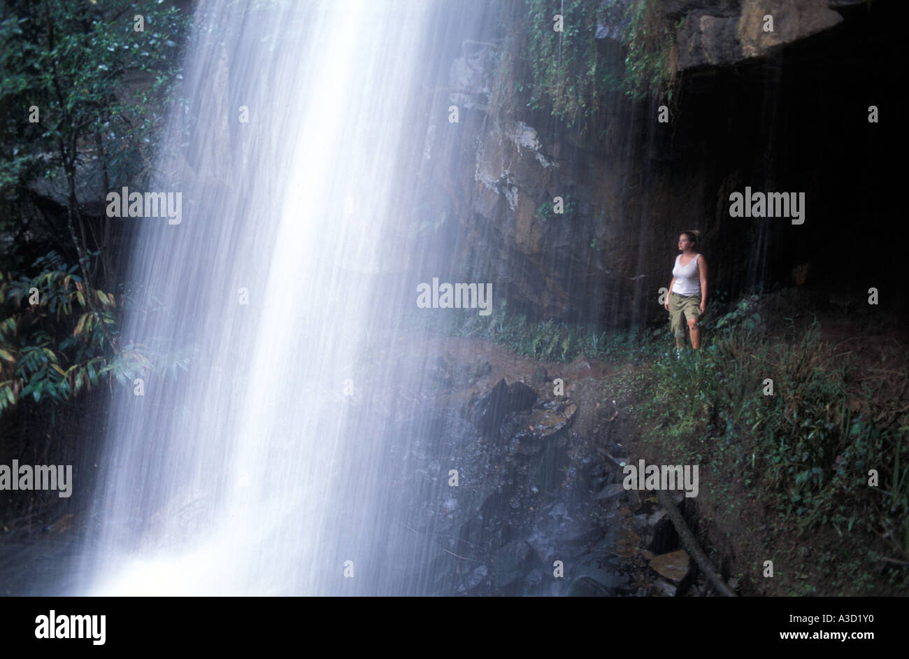 Afrika-Malawi Livingstonia Plateau Tourist unter Wasserfall Stockfoto