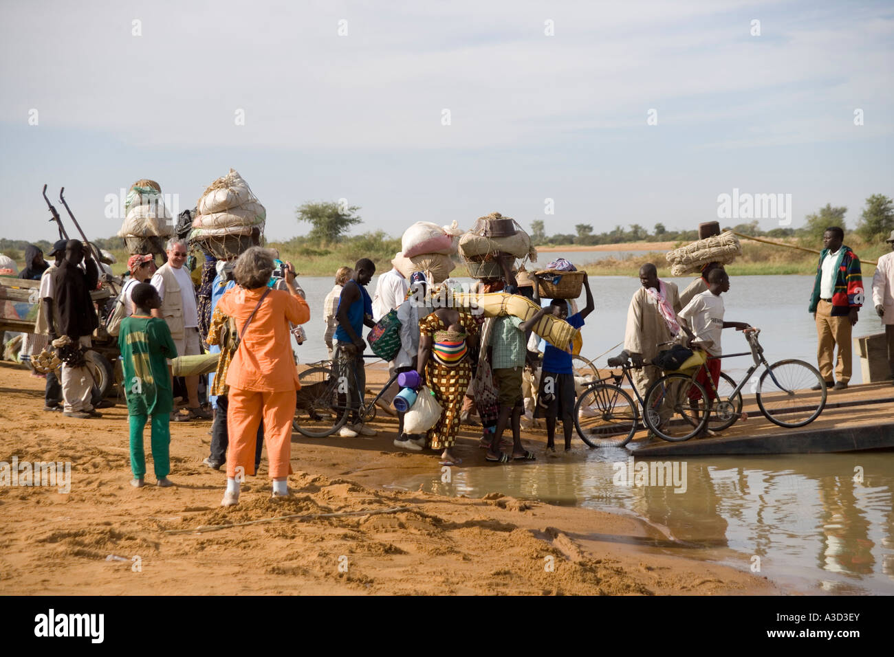 Immer ein an Bord der Fähre zu den Bani Fluss unterwegs auf den Montag Markt in Djenne, Mali, Westafrika Stockfoto