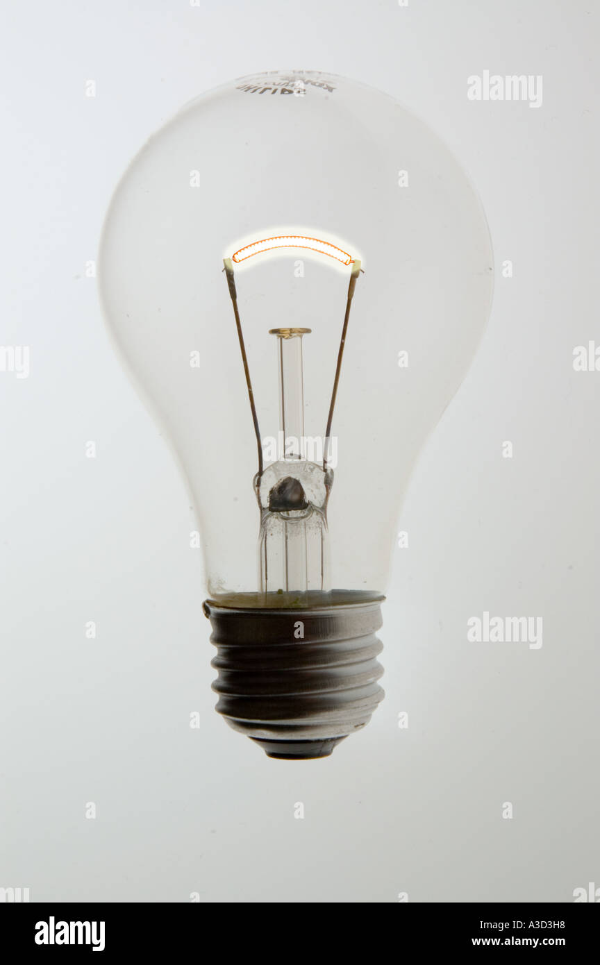 Klar Glühbirne mit schwache Leuchten auf dem filament Stockfotografie -  Alamy