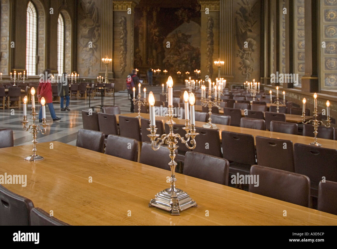 Tische, Stühle Kandelaber Kandelaber Kerzenhalter & Leuchter im Old Royal Naval College Greenwich bemalte Rathaus Festsaal London England Großbritannien Stockfoto