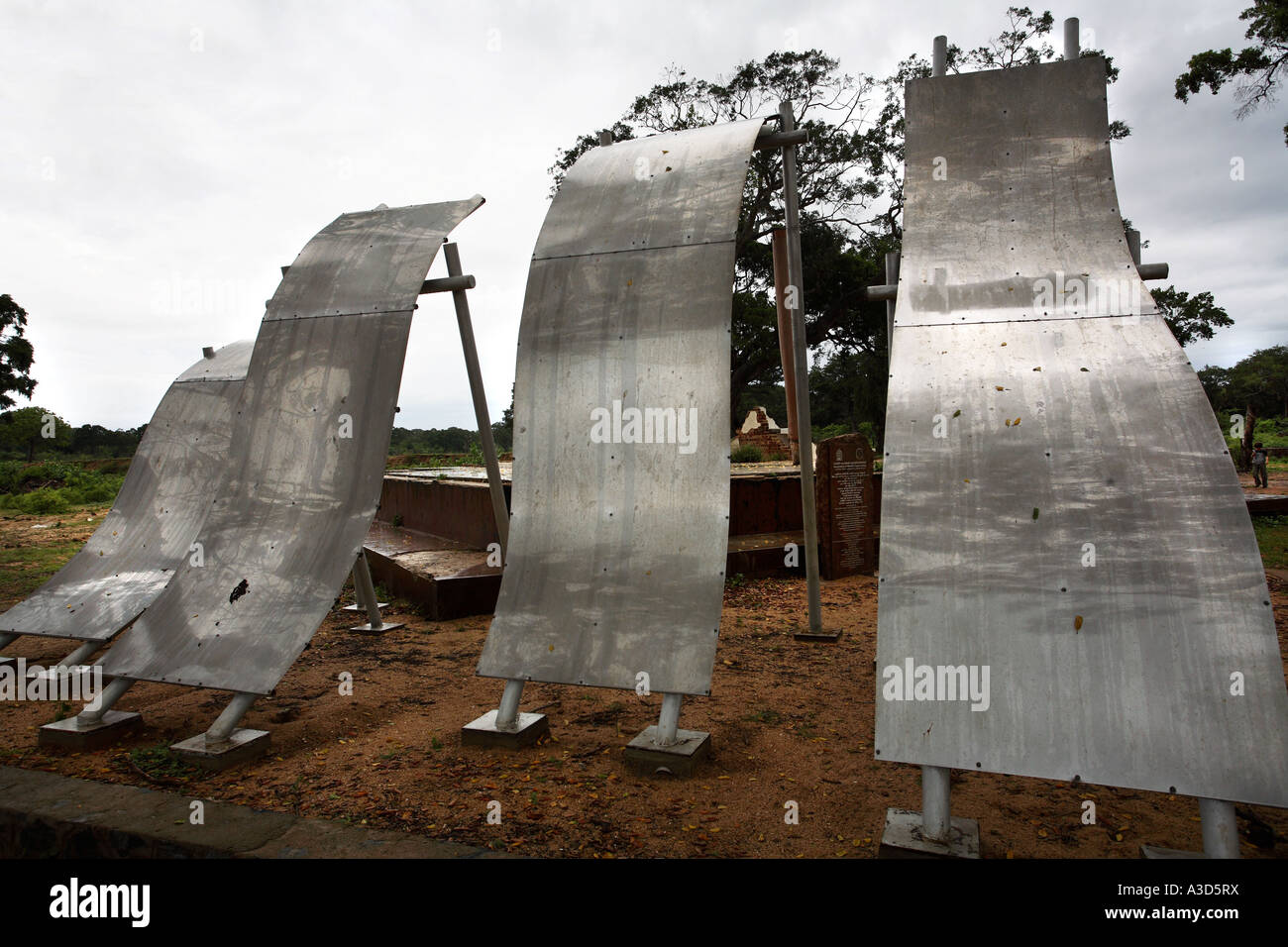 Dramatische Tsunami Gedenkstätte Skulptur in der Form von vier Wellen, Yala-Nationalpark, Sri Lanka Stockfoto