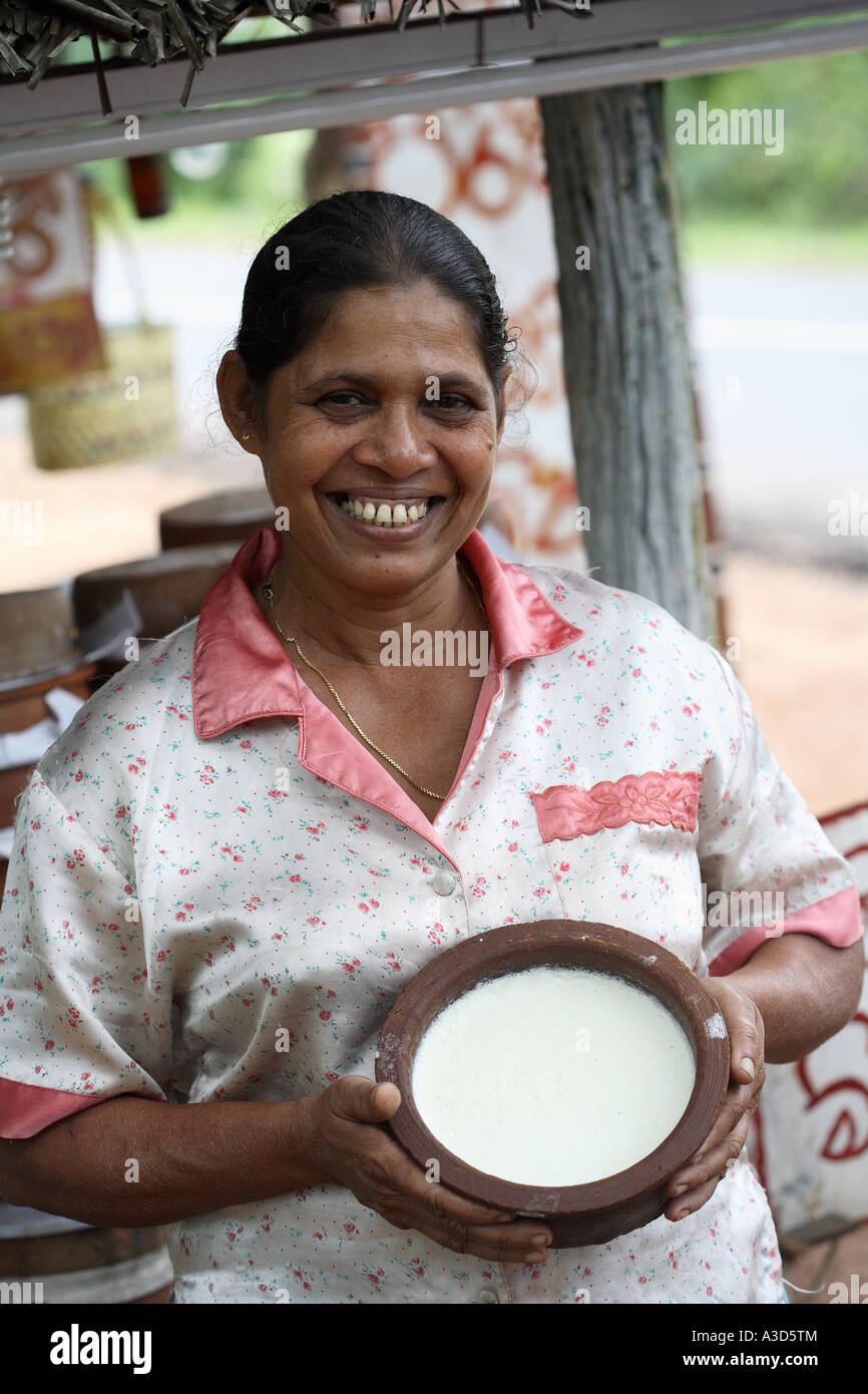 Freundliche, lächelnde Dame am Straßenrand Marktstand verkaufen Büffel Milch Joghurt im Lehm Gericht, Sri Lanka Stockfoto