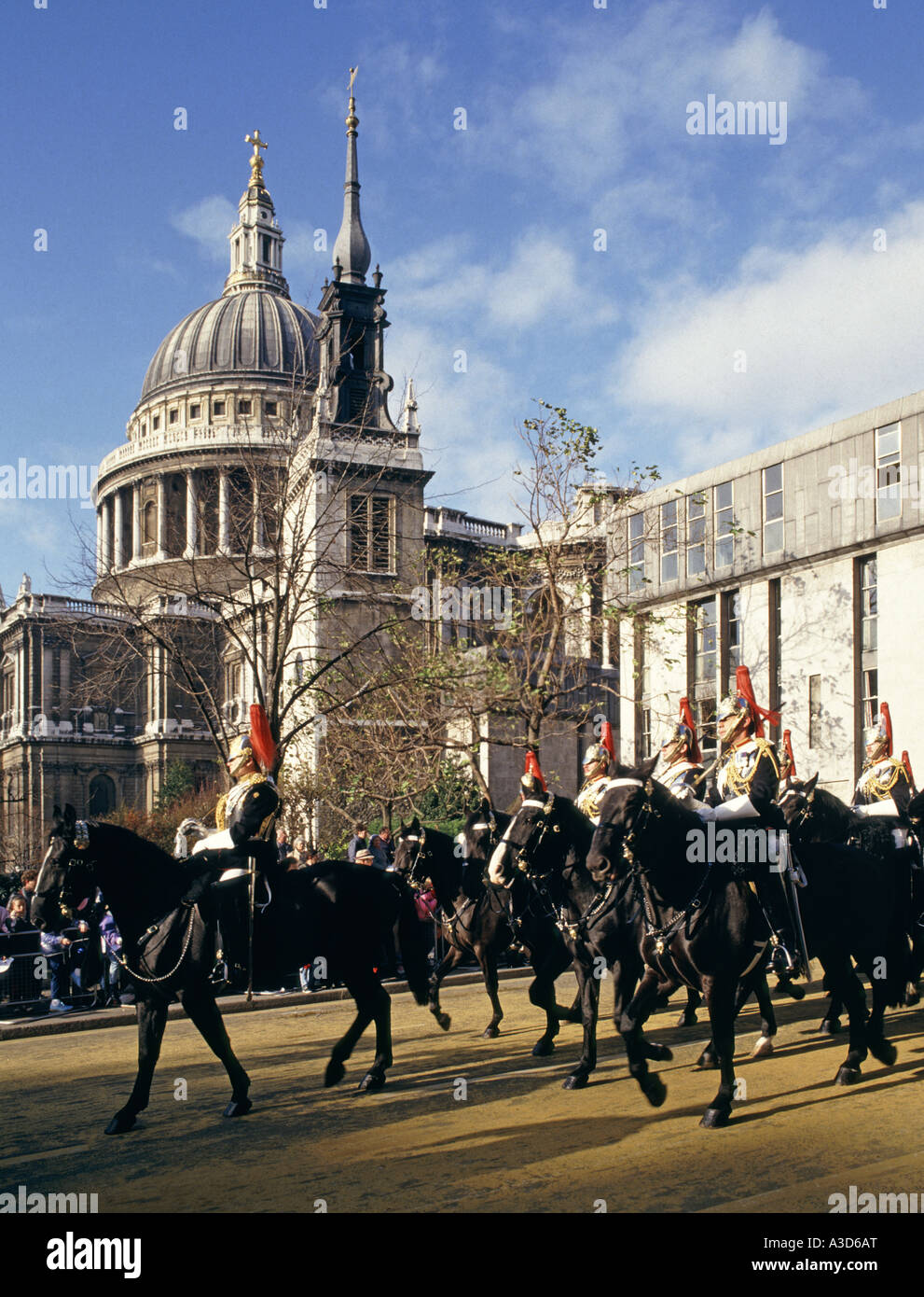 Stadt London Oberbürgermeister zeigen Prozession & Zuschauer St Pauls Cathedral montiert Soldaten & Pferde der Household Cavalry Blues und Royals England Großbritannien Stockfoto