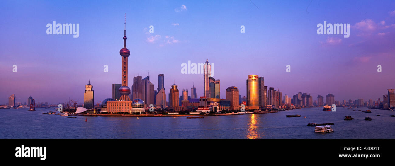 Skyline von Shanghai betrachtet über den Huangpu-Fluss China Stockfoto
