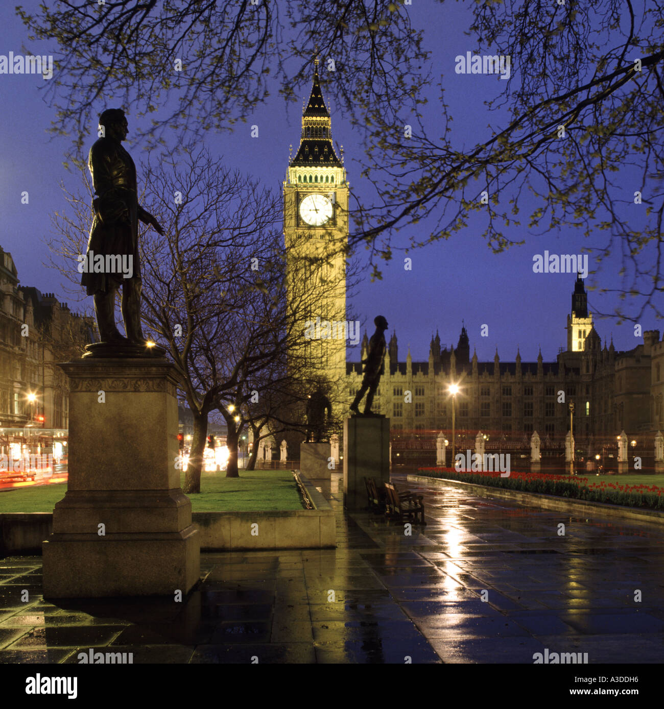 London Parliament Square Big Ben und Statuen auf einen nassen Abend Stockfoto