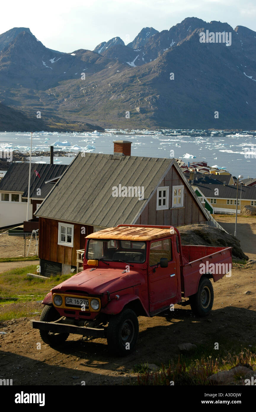 Alte Toyota Landcruiser Pick Up in der Siedlung Ammassalik Eastgreenland Stockfoto