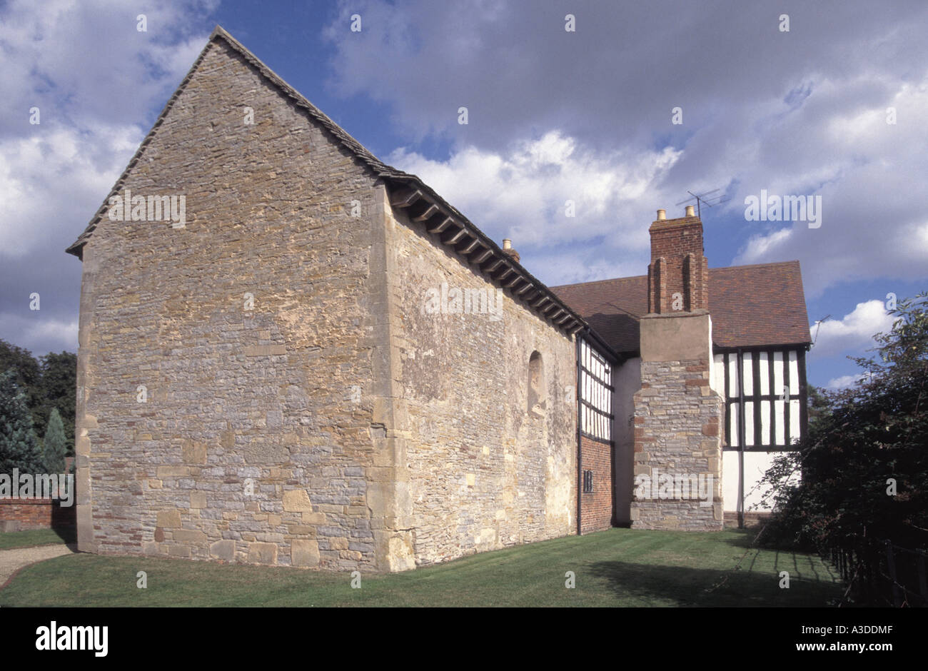 Deerhurst Oddas Kapelle ein seltenes historisches angelsächsisches Kapellgebäude, das an ein schwarz-weißes Bauernhaus Gloucestershire England angeschlossen ist Stockfoto