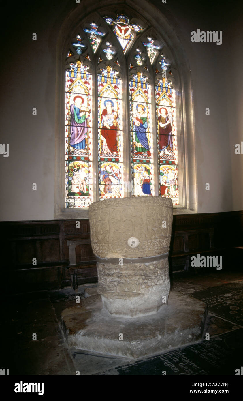 Deerhurst Saxon Priory Church of St Mary behauptet, um die besten sächsischen Schriftart in England Fleck Glasfenster über Stockfoto