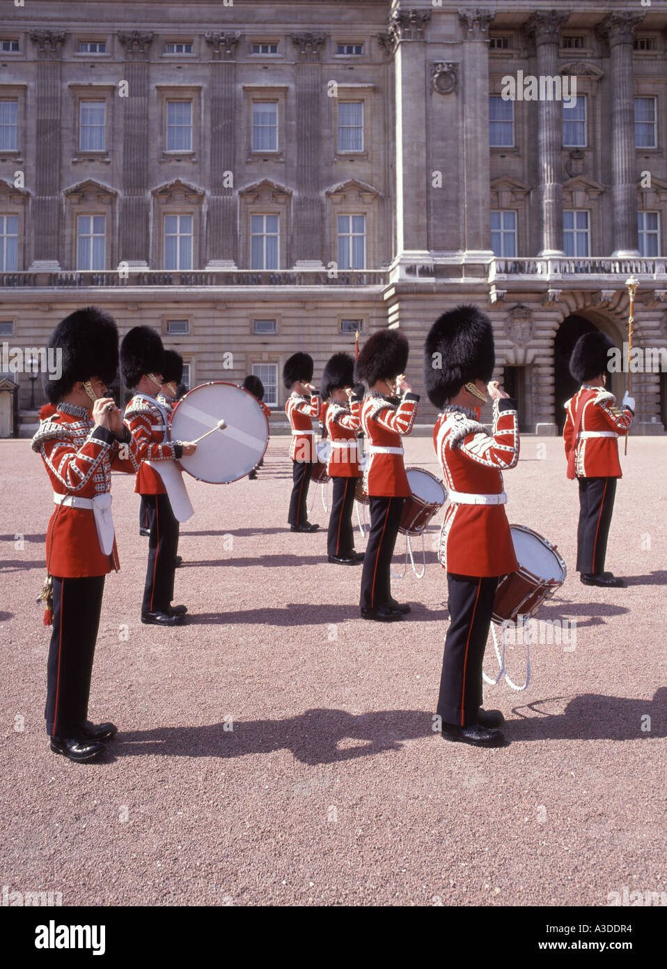 Tourismus Event britischer Soldat & Musiker der Band von den Grenadier Guards in Buckingham Palace für wechselnde Guard parade Zeremonie London England Großbritannien Stockfoto