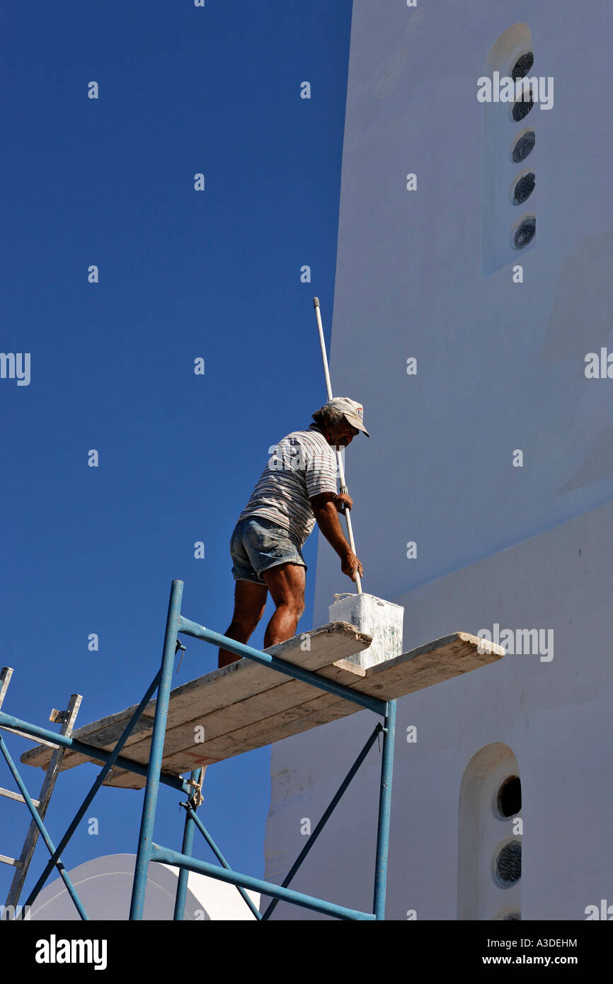 Ein Arbeitnehmer, der malt ein Kirchturm, Firostefani, Santorini, Griechenland Stockfoto