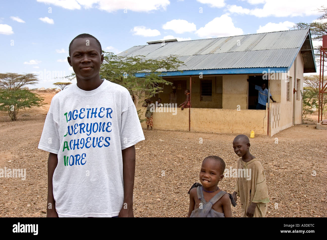 John Atteyo arbeitet eine kenianische MOH Krankenschwester in eine kleine Klinik in Kanukurudio Stockfoto