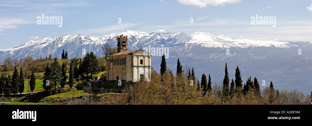 Kirche und das schneebedeckte Monte Baldo Massiv, Sasso, Gardasee, Italien Stockfoto