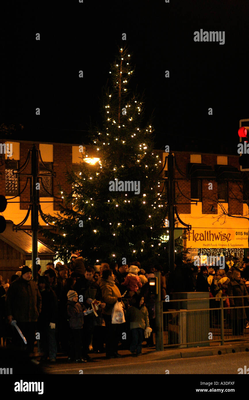 Einschalten der Weihnachtsbeleuchtung in Mapperley Carols vor der Zeremonie Stockfoto